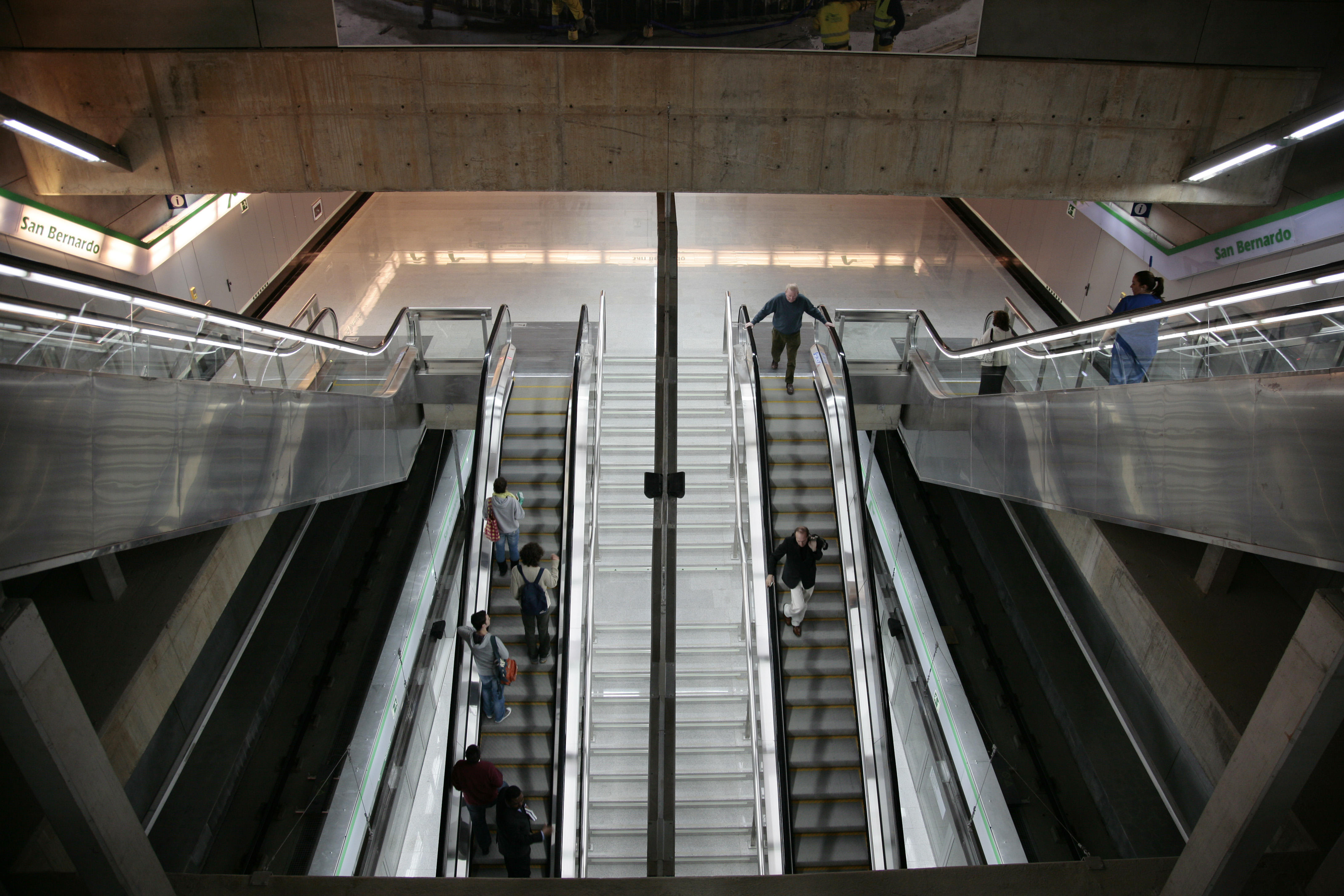 Escaleras y pasillos móviles